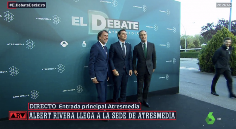 Rivera llega el primero a la sede de Atresmedia acompañado de su equipo