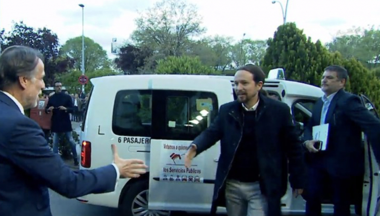 Los taxistas agradecen a Podemos su apoyo con una visita sorpresa a su noche electoral