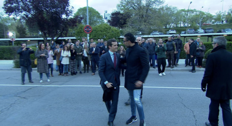 Pablo Casado recibido al grito de «presidente» a su llegada a los estudios de Atresmedia