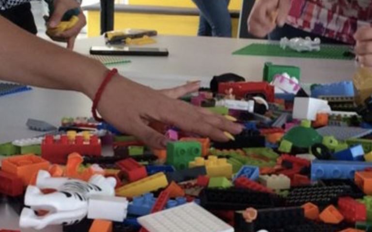 Lego anuncia unas piezas personalizadas en braille para ayudar a los niños ciegos a aprender este sistema