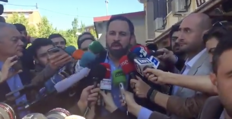 Abascal y la dirección de Vox siguen el recuento desde el hotel elegido para la noche electoral