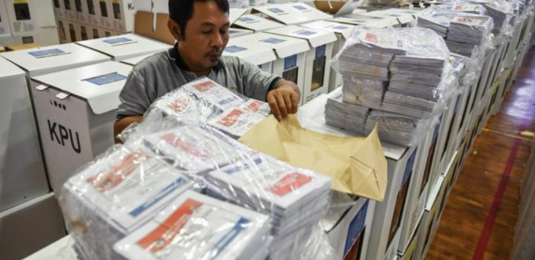 270 funcionarios fallecidos durante el eterno recuento de papeletas electorales en Indonesia