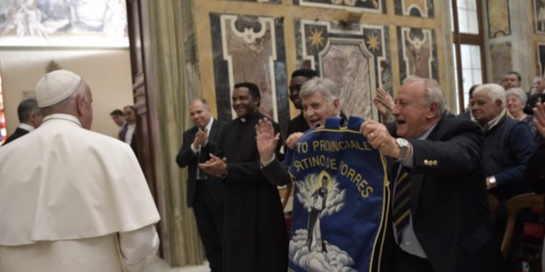 El sorprendente mensaje del Papa a los peluqueros: “Eviten ceder a la tentación del chismorreo”