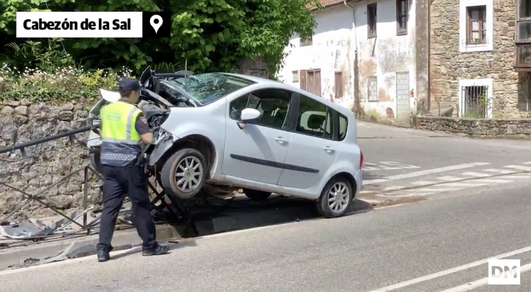 Brutal accidente en Santander: un coche se sale de la vía y casi acaba partido en dos