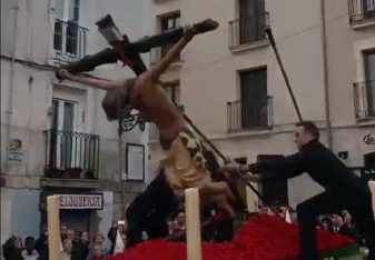 La talla del Cristo de las Gotas se parte en Burgos en plena procesión