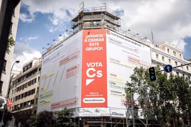 Cs plasma en una lona una charla ‘inventada’ de Sánchez con sus «socios» y proclama: «Vamos a echarlos»