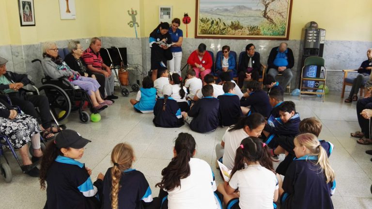 ARONA: Niños y mayores comparten una mañana de lecturas, bailes y canciones con el programa Ansina