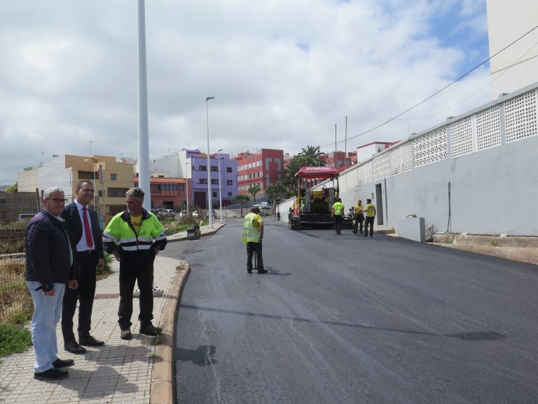 S. Mª DE GUÍA: Hoy culmina el proyecto de reasfaltado de las calles D. Miguel Rodríguez y Cuba, en La Atalaya, dotado con una inversión de 40.000 euros