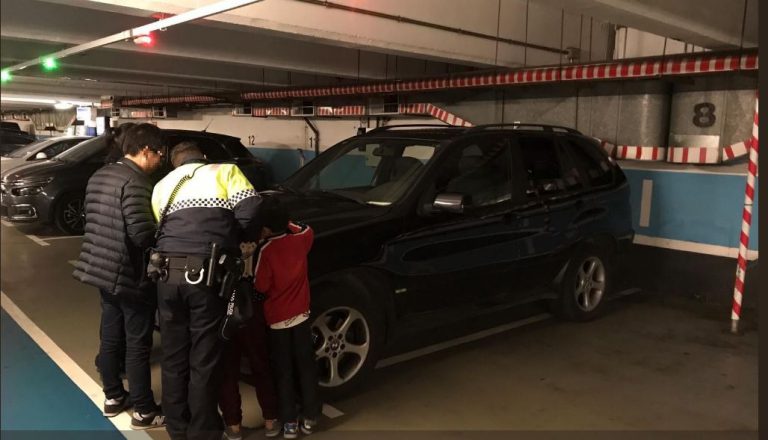 Abandona a su hijos en un parking de Barcelona para ir a jugar al casino