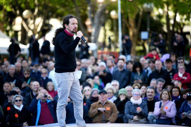 Iglesias se mofa de los «juegos reunidos Geyper» que llevó Rivera a los debates