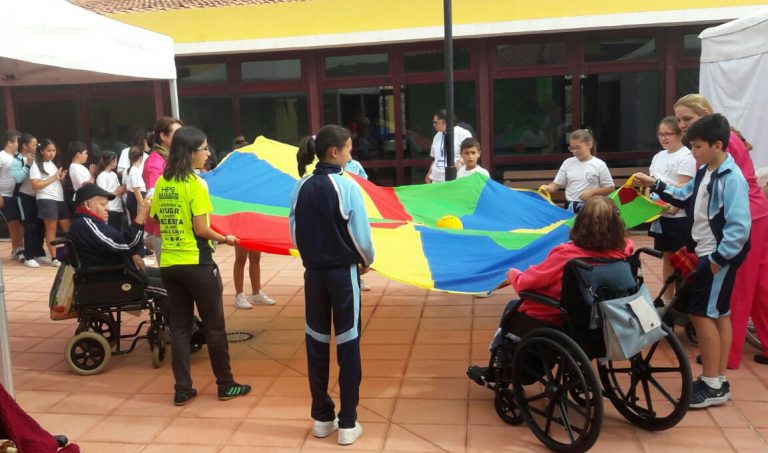 S. Mª DE GUÍA: Los escolares del CEIP Luis Cortí juegan al trompo y la petanca con los usuarios de la Residencia de Mayores de La Atalaya en el Encuentro Intergeneracional ‘Aprendemos Juntos’