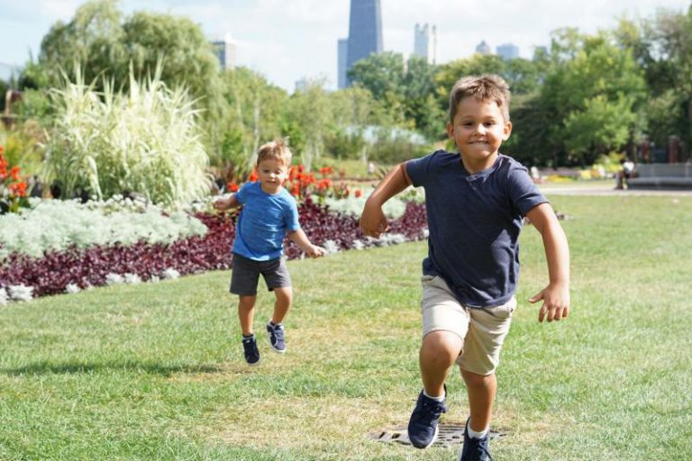 Un videojuego propone a los niños salir a la calle y realizar ejercicio físico para ganar recompensas