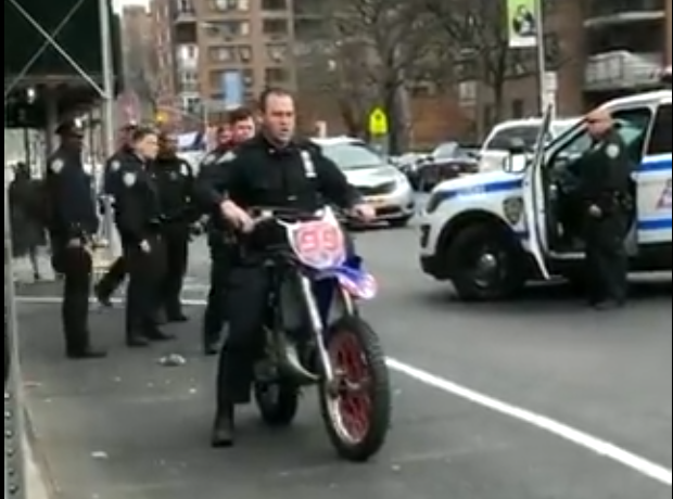 Un policía confisca la moto de un sospechoso y ‘la lía parda’ por las calles de Nueva York