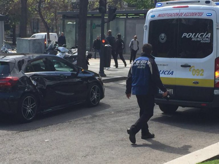 Herido grave un motorista tras colisionar con un vehículo en el Paseo de Recoletos