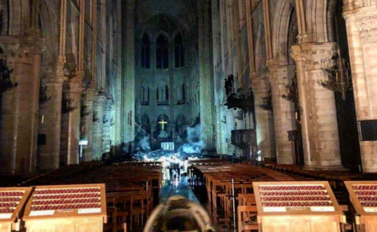 Así ha quedado el interior de la catedral de Notre Dame tras el devastador incendio