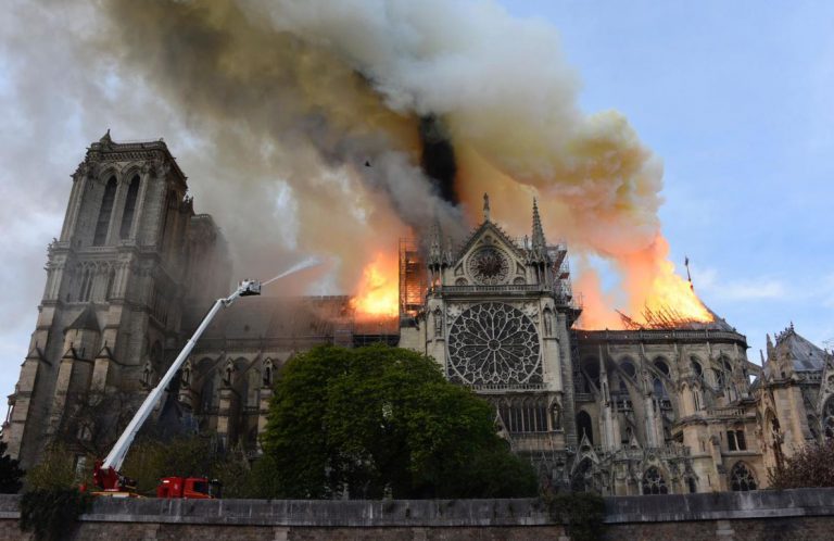 Encuentran colillas en los andamios de Notre Dame