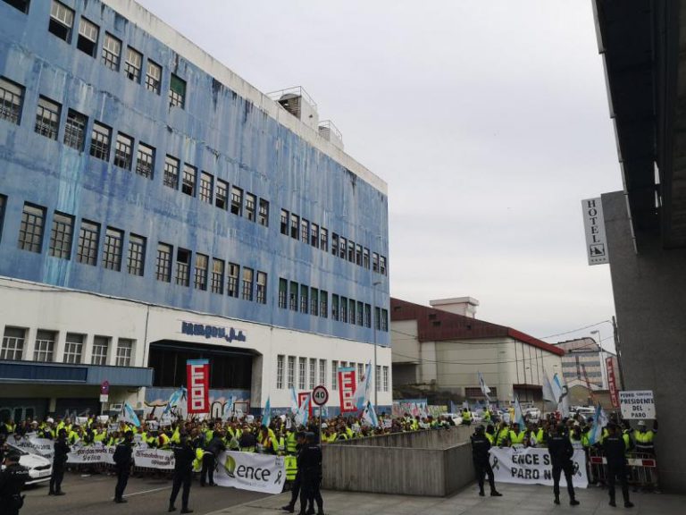 Protesta de los trabajadores de Ence ante el mitin de Sánchez en Vigo