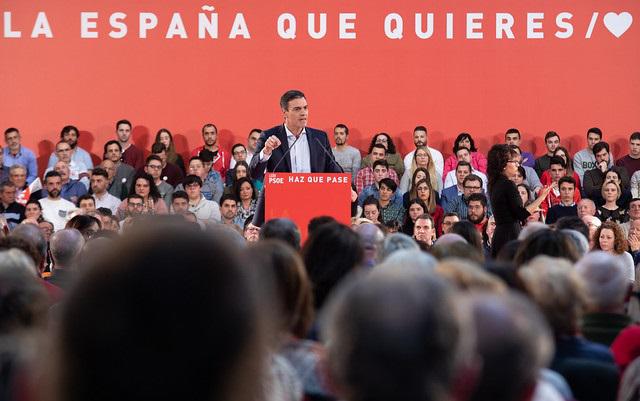 Sánchez, puño en alto, recupera el espíritu de primarias en una campaña en la que parte como favorito