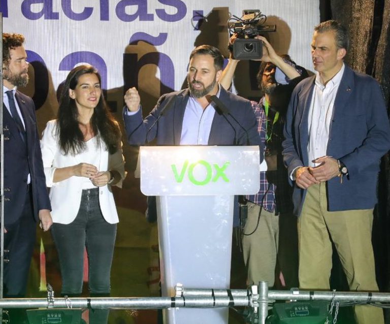 Abascal asegura que «Vox ha llegado para quedarse» y advierte contra un referéndum en Cataluña