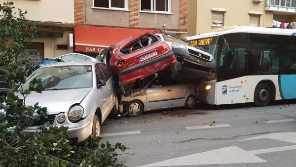 Un autobús descontrolado choca contra nueve vehículos en Málaga