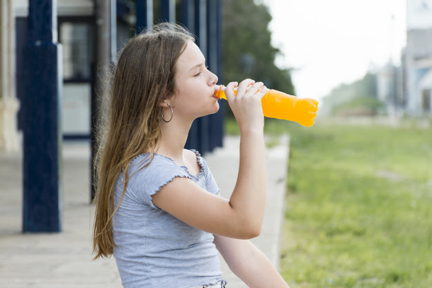 Efectos dañinos de las bebidas energéticas: medio litro equivale a dos cafés y 12 cucharadas de azúcar