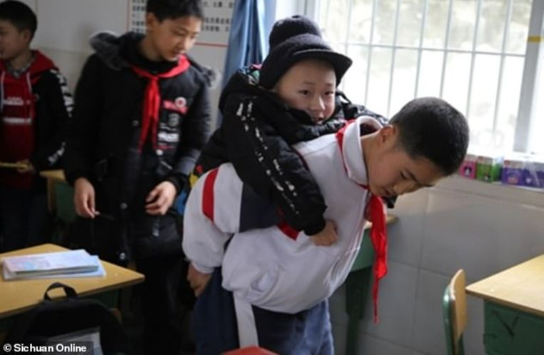 Carga con su amigo discapacitado para que pueda ir a la escuela todos los días