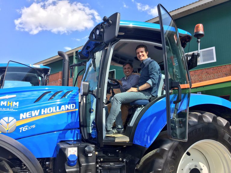 Subidos a una moto, a un tractor o bailando: termina la campaña electoral más disputada