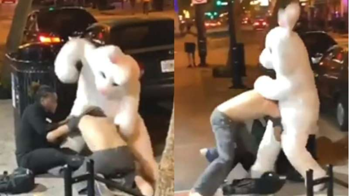 Un hombre vestido de conejo de Pascua sale en auxilio de una mujer y protagoniza una pelea en plena calle