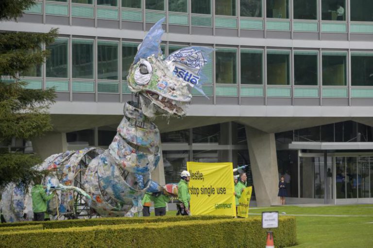 Greenpeace ‘devuelve’ a Nestlé su basura plástica en forma de monstruo