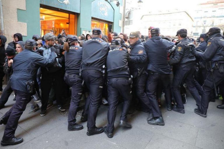 Así han sido los violentos escraches contra miembros del PP y Vox en Barcelona y Segovia