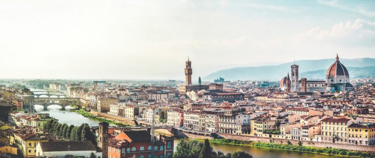 Abrir un maravilloso libro de historia y cultura: Italia