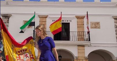 Piden retirar el cartel de una jura de bandera con una mujer en minifalda