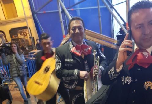 Forocoches manda unos mariachis a la sede del PP a cantar «canta y no llores»