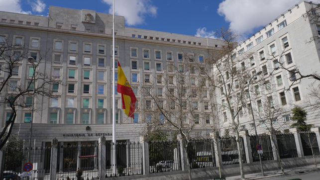 La bandera no ondeará a media asta durante la Semana Santa en el Ministerio de Defensa como había ordenado el PP