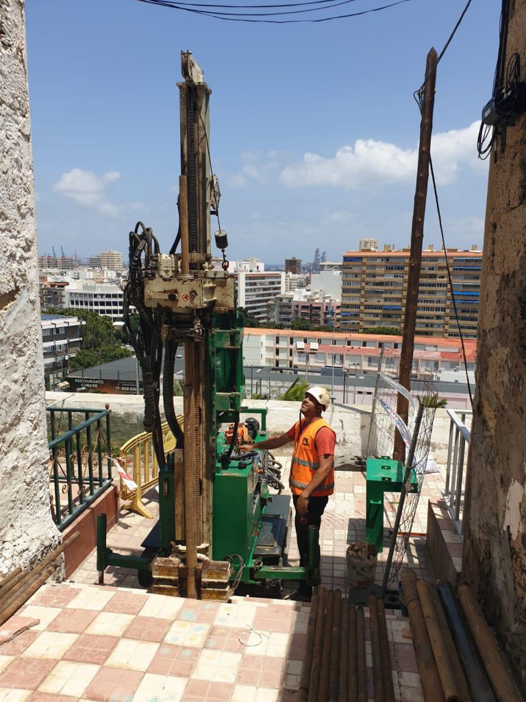 El Ayuntamiento finaliza los trabajos de reconstrucción del muro de Paseo de Chil y restablece la circulación habitual del tráfico en la zona