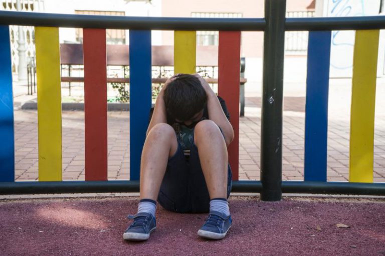 Un alumno clava un cuchillo a su profesora tras discutir por una nota y se atrinchera en la azotea