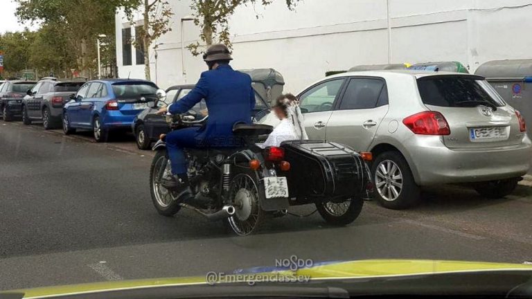 Multados camino del altar por circular en un sidecar con la ITV caducada