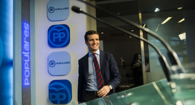 Desprendimiento en la fachada de la sede del PP en Génova al colgar el cartel electoral de Pablo Casado