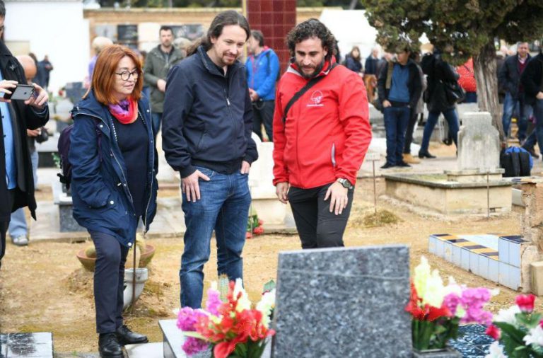 Iglesias visita el muro de Paterna donde fue fusilado su tío en el 80 aniversario de la victoria de Franco