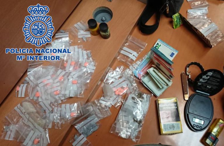 Policías a caballo detienen a una menor de edad que traficaba con droga en Madrid