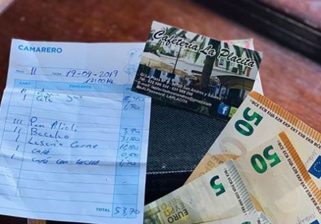 Un restaurante busca a una familia que dejó 50 euros de propina al considerar que fue «un error»