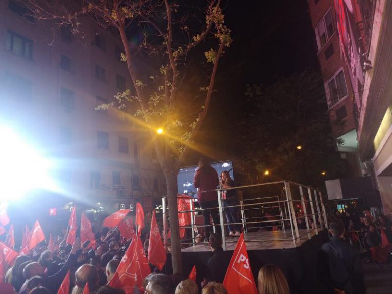 El PSOE monta escenario en las puertas de Ferraz para celebrar el triunfo