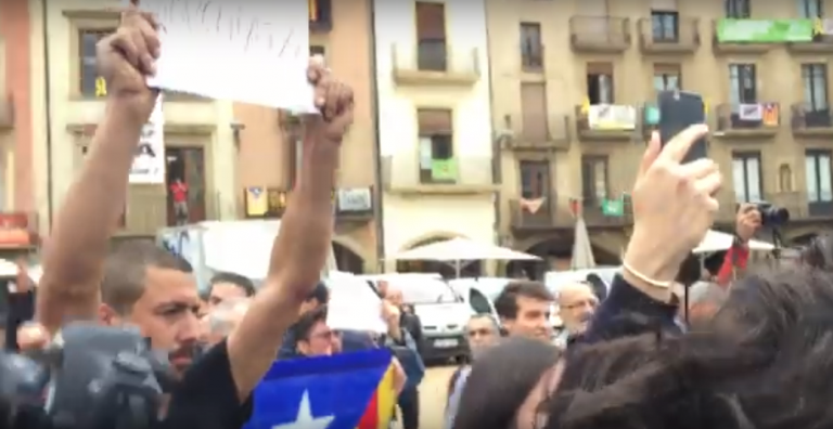 Radicales independentistas amenazan e insultan a Arrimadas en plena calle