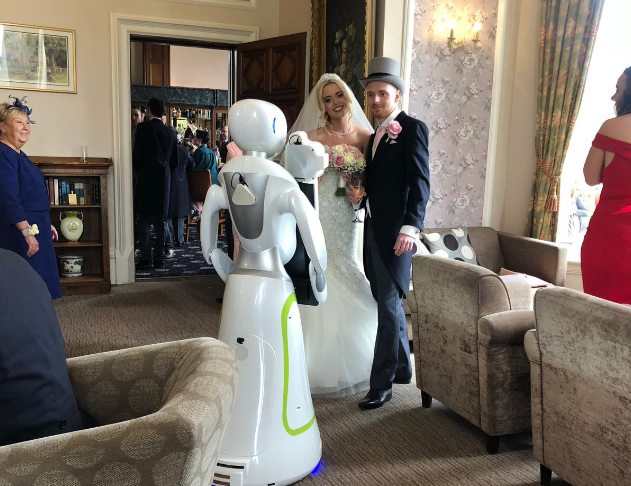 Una pareja contrata a un robot paran que fotografíe su boda