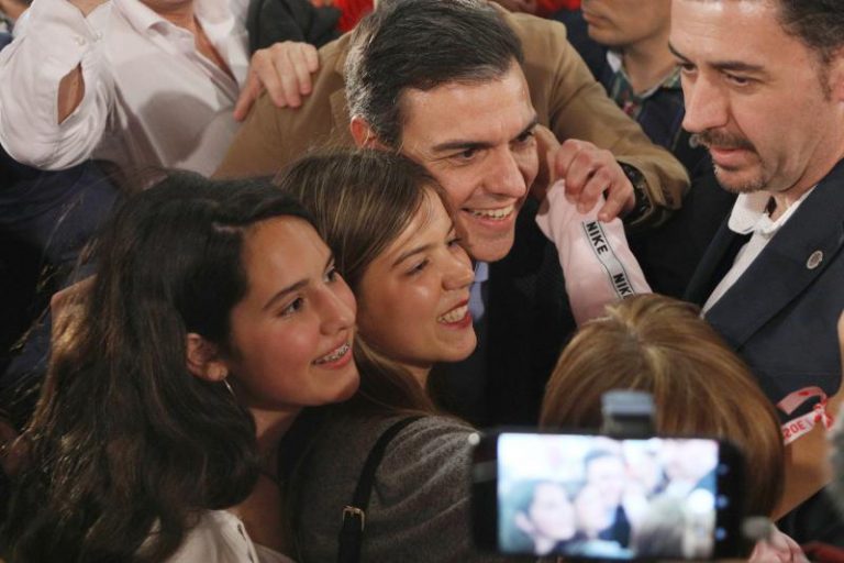 Sánchez arenga al PSOE «a votar y a ganar» con música en vivo en el arranque oficial de campaña