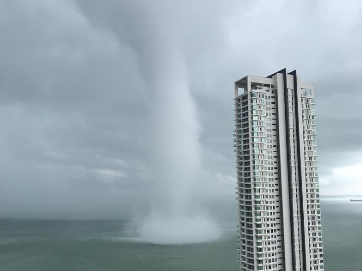 El momento en el que un tornado gigante azota la costa de Malasia