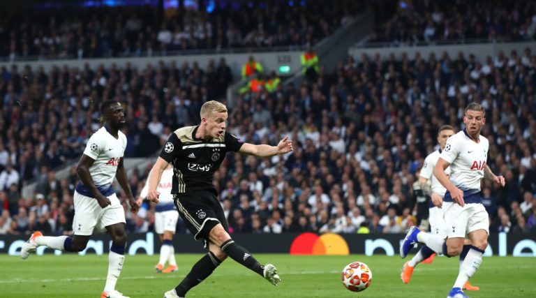 Van de Beek hace soñar al Ajax con la final de la Champions