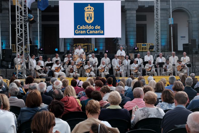 Carreras de sacos, artesanía, papagüevos y conciertos invaden Vegueta para celebrar el Día de Canarias