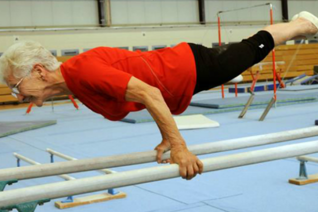 El secreto de Johanna Quaas, la asombrosa gimnasta de 93 años que sigue en activo