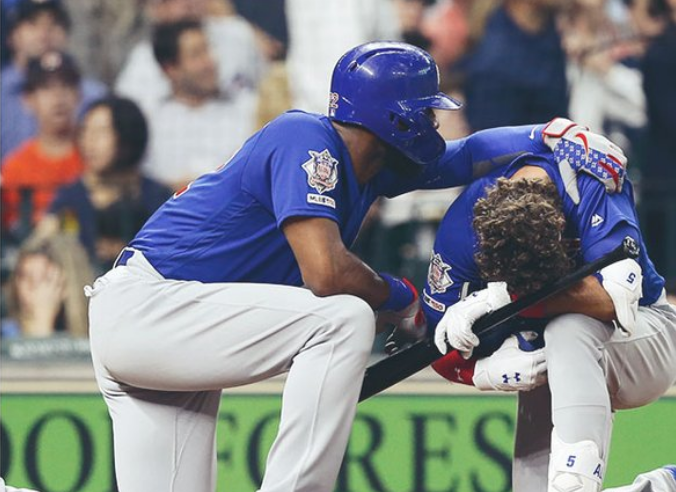 Un bateador de béisbol se derrumba en mitad del campo tras darle un pelotazo brutal a una niña de la grada